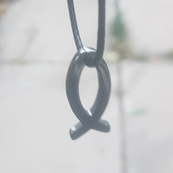 🐠 Hematite Fish Necklace - Picture 3 of 5